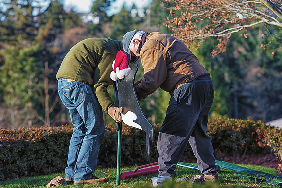 11-30 MH Xmas Display Setup Team--20