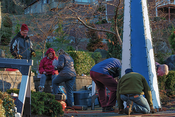 11-30 MH Xmas Display Setup Team--37